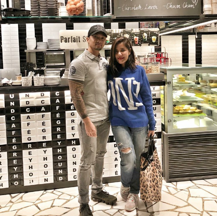 <p>Presenter, MC, sekaligus penyiar radio Ivy Batuta dengan sang suami, Edu, menikah sejak Oktober 2008. (Foto: Instagram/ivybatuta)  </p>