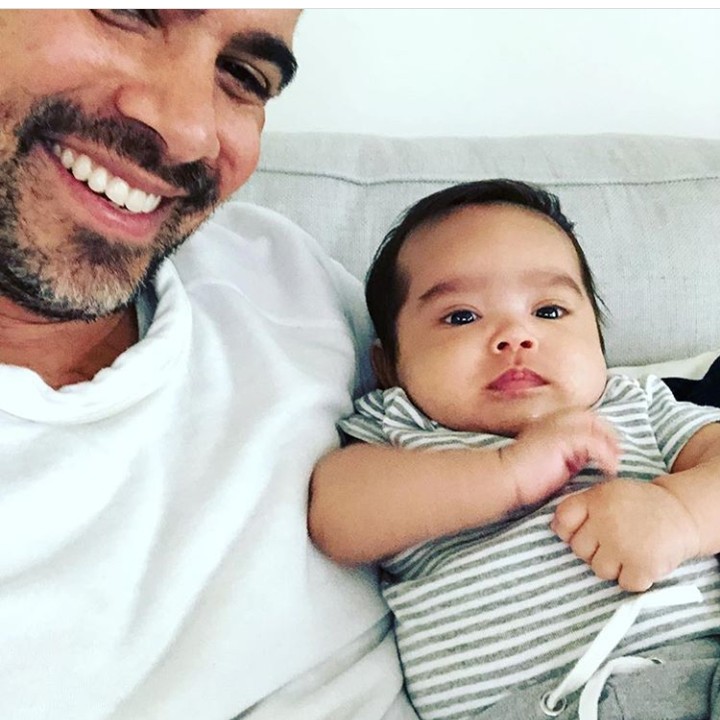 <p>Hayes happy nih main sama sang ayah. (Foto: Instagram @cash_warren)</p>