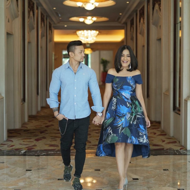 <p>Senyum bahagia terpancar di wajah Ivy saat tangannya digenggam erat sang suami. (Foto: Instagram/ivybatuta)  </p>