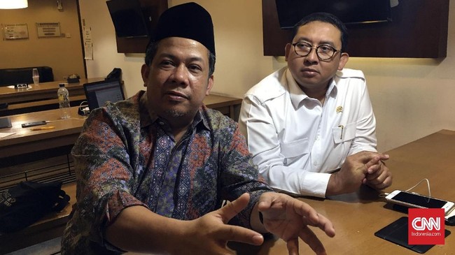 Politikus Fahri Hamzah dan Fadli Zon resmi menerima tanda kehormatan Bintang Mahaputra Nararya dari Presiden Jokowi.