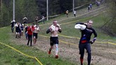 FOTO:Bison Race, Lari Ekstrem Pembangkit Naluri 'Kemanusiaan' Sebuah ajang lari bison race di Rusia menghadirkan rintangan ekstrem yang diklaim bisa membuat manusia menemukan kembali naluri dasar 'kemanusiaannya.'