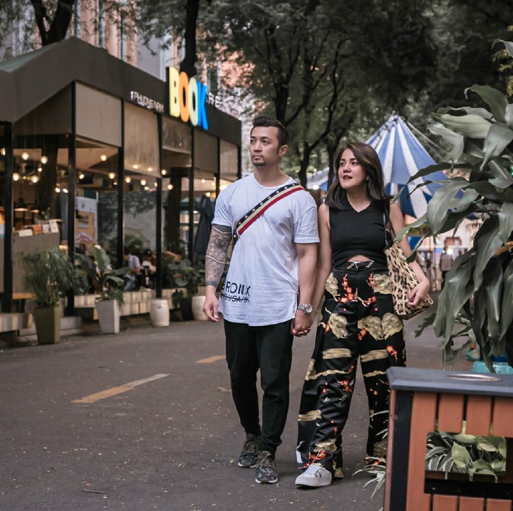 <p>Sweet banget Ivy dan Edu. Tetap bergandengan erat walau udah bertahun-tahun bersama. (Foto: Instagram/ivybatuta)  </p>