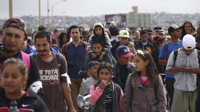 Pemerintah AS mengusulkan upaya mencari orang tua anak-anak imigran yang telah dideportasi dilakukan oleh LSM dan relawan karena memiliki jaringgan luas.