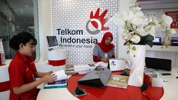 telkom indonesia Employees of Indonesia's largest telecommunications services company PT Telekomunikasi Indonesia (Telkom) work at Plasa Telkom building in Jakarta, April 30, 2018. REUTERS/Beawiharta