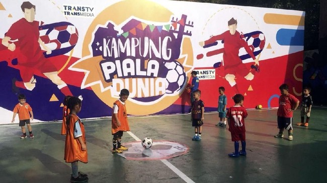 Kemeriahan Kampung Piala Dunia terlihat di Kompleks Mutiara Sentul, Jawa Barat, kurang dari dua bulan menyambut Piala Dunia 2018 di Rusia.