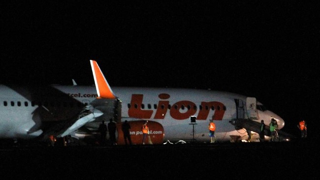 Polres Kota Pontianak telah menahan dan menetapkan sebagai tersangka, seorang penumpang Lion Air yang melemparkan candaan soal bom di Bandara Supadio.