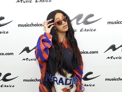 Rapper Cardi B Disiram Air oleh Penonton saat Konser, Balas Lempar Mic