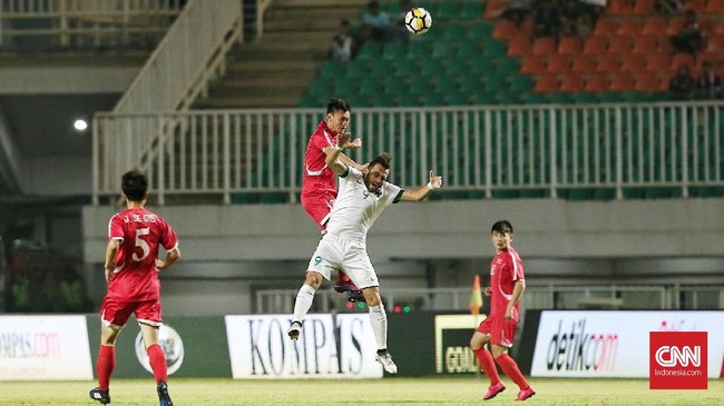 Duel Timnas Indonesia lawan Korea Utara dalam PSSI Anniversary Cup di Stadion Pakansari berakhir imbang di babak pertama.