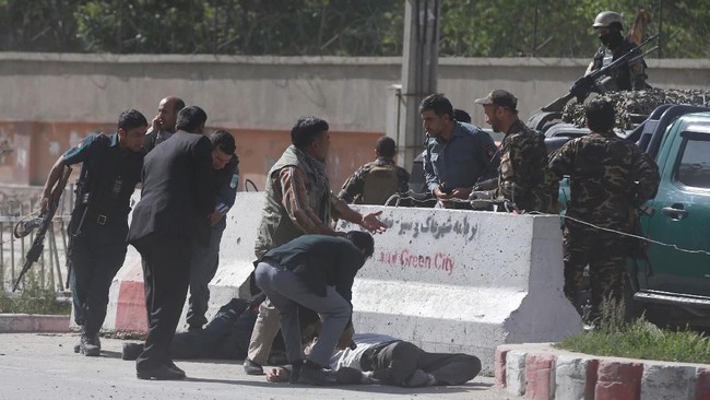 Dua ledakan mengguncang Kabul, Afghanistan, menewaskan setidaknya empat orang dan melukai lima lainnya. Insiden diduga akibat serangan bom bunuh diri.