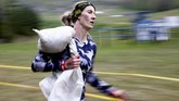 FOTO:Bison Race, Lari Ekstrem Pembangkit Naluri 'Kemanusiaan' Sebuah ajang lari bison race di Rusia menghadirkan rintangan ekstrem yang diklaim bisa membuat manusia menemukan kembali naluri dasar 'kemanusiaannya.'