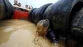 FOTO:Bison Race, Lari Ekstrem Pembangkit Naluri 'Kemanusiaan' Sebuah ajang lari bison race di Rusia menghadirkan rintangan ekstrem yang diklaim bisa membuat manusia menemukan kembali naluri dasar 'kemanusiaannya.'