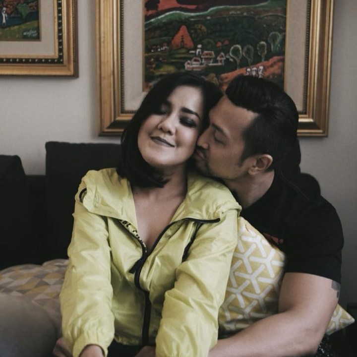 <p>Lama menikah nggak berarti kemesraan juga luntur kan, Bun. (Foto: Instagram/ivybatuta via davehendrik)</p>