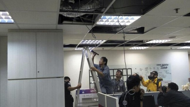 Asap mengepul di gedung BEI tower II, Jakarta. Belum diketahui penyebab asap tersebut. Bau gosong tercium di seluruh lantai I gedung.