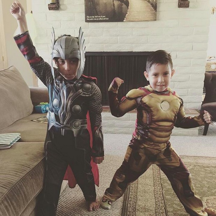 <p>Thor sama Iron Man rukun. Senangnya! (Foto: Instagram/ @tania_realsewingmama)  </p>