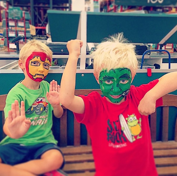 <p>Tuh, anak-anak ini kreatif kan? Topeng Avengers-nya langsung dilukis di wajah meraka. (Foto: Instagram/ @dinker_uk)  </p>
