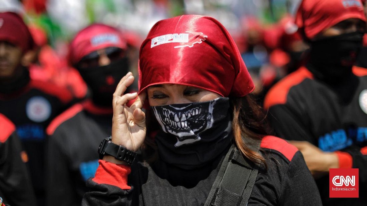 FOTO: Gemuruh Buruh dari Seberang Gerbang Istana