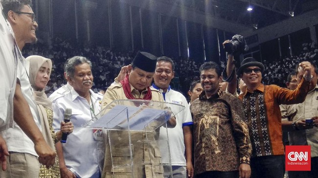 Prabowo Subianto mengaku merasa terpanggil ketika melihat keadaan negara yang dia anggap semakin tidak pro pada rakyat.