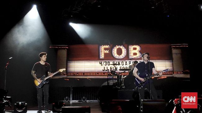 FOB menyuguhkan penampilan lewat lagu-lagu dalam album baru 'M A N I A' serta album-album terdahulunya.