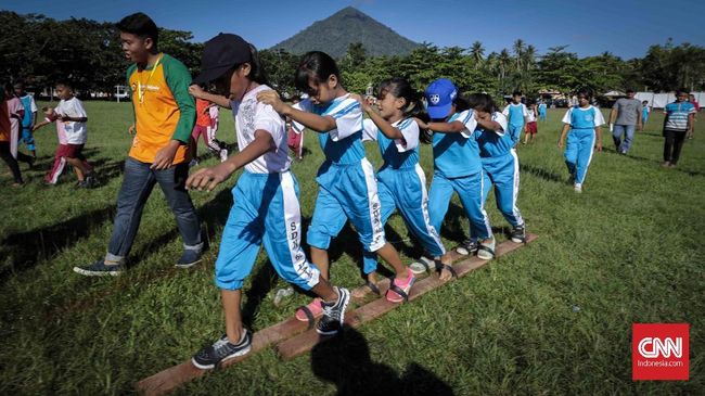 Permainan tradisional seperti petak umpet, gobak sodor, ataupun kelereng tercipta sebagai hasil kebudayaan dari masyarakat setempat, bukan bawaan bangsa asing.