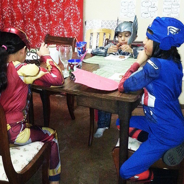 <p>Wah, avengers-nya pada laper nih habis membasmi kejahatan, he-he-he. Perhatiin juga deh, Bun. Iron Man dan Captain America-nya cewek lho. (Foto: Instagram/ @tania_realsewingmama)  </p>