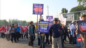 VIDEO: Buruh Mulai Berkumpul di Depan Istana