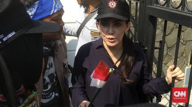 Sejumlah perwakilan buruh bertemu perwakilan pemerintah di Istana Negara. Mereka menyampaikan maklumat yang berisi tuntutan buruh saat pertemuan itu.