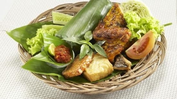 Sedang bingung masak apa akhir pekan ini, Bun? Yuk coba bikin sendiri Nasi Timbel di rumah.