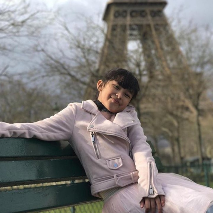 <p>Cantiknya Aquene saat difoto di depan Menara Eiffel. (Foto: Instagram @aqueneazizdjorghi)  </p>