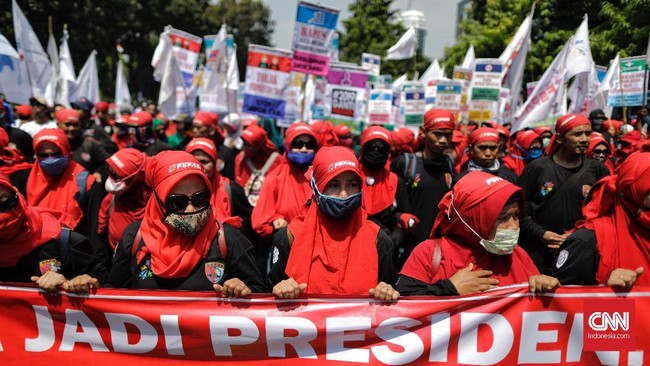 Buruh dari berbagai organisasi pekerja menggelar unjuk rasa saat perayaan hari buruh sedunia. Jakarta, Selasa, 1 Mei 2018. (CNN Indonesia/Adhi Wicaksono)