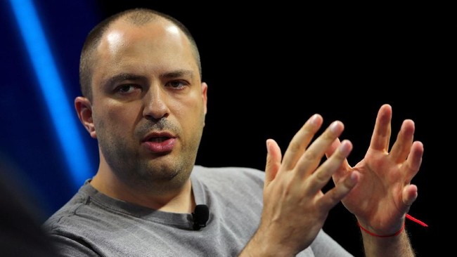 Jan Koum, salah satu pendiri WhatsApp, mengundurkan diri dari kursi CEO karena diduga berselisih dengan Facebook soal penggunaan data pribadi.
