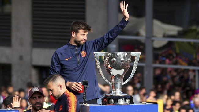 Gerard Pique kembali menyulut kontroversi dengan mengejek pemain-pemain Real Madrid pada laga El Clasico di markas Barcelona, Camp Nou, Minggu (6/5).