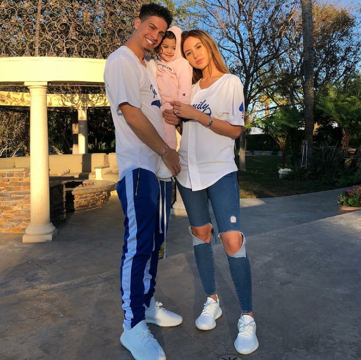 <p>Foto bareng ayah dan bunda juga jadi hal yang menyenangkan. (Foto: Instagram/elle)  </p>