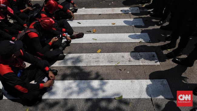 FOTO: Gemuruh Buruh dari Seberang Gerbang Istana