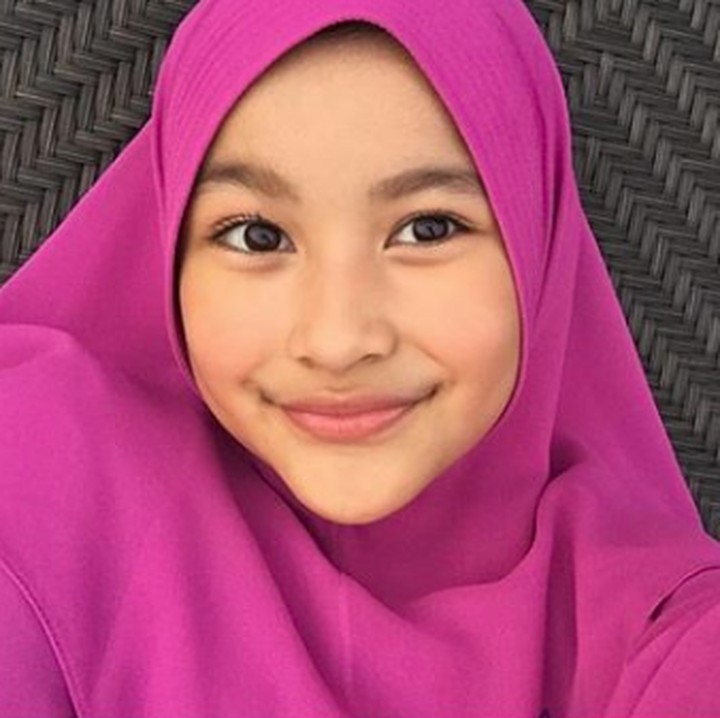 <p>Meski baru berusia 13 tahun, Aquene memiliki prestasi yang membanggakan kedua orang tuanya. Saat lulus SD, dia sudah menjadi penghafal atau hafiz Al Qur'an, Bunda. (Foto: Instagram @djorghisultan)</p>