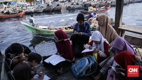 FOTO: Melihat Aktivitas Sekolah Anak Nelayan Cilincing