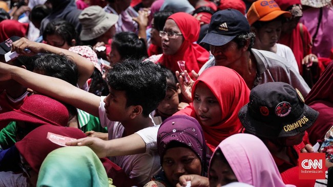 Penyidik Polda Metro Jaya menyimpulkan bahwa kematian kedua anak saat pembagian sembako di Monas bulan April lalu disebabkan karena cuaca panas yang tinggi.