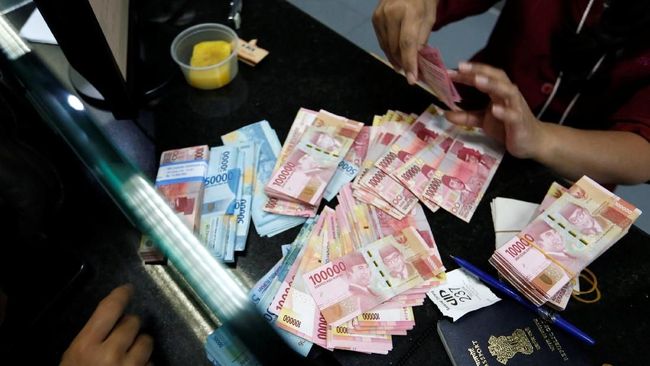 Rupiah Melemah, Elektabilitas Jokowi Dinilai Akan Merosot Nilai tukar rupiah terhadap dolar Amerika Serikat yang terus melemah dinilai akan membuat harga bahan pokok naik yang berimbas pada elektabilitas Jokowi.