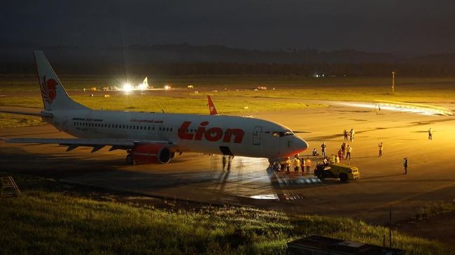 Penumpang Lion  Buka Paksa Pintu Darurat  Akibat Gurauan Bom