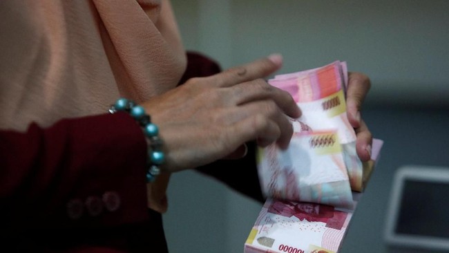Pemerintah menyatakan tidak akan menurunkan bunga Kredit Usaha Rakyat (KUR) sampai ke level di bawah 7 persen karena takut akan memberatkan pernbankan.