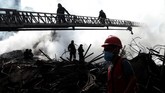 FOTO: Dampak Kebakaran Dahsyat Gedung 22 Lantai di Brasil Sebuah gedung 22 lantai di Brasil dilalap api hingga roboh. Ratusan tunawisma yang menghuni gedung terbengkalai itu kini mesti mencari atap baru untuk berteduh.