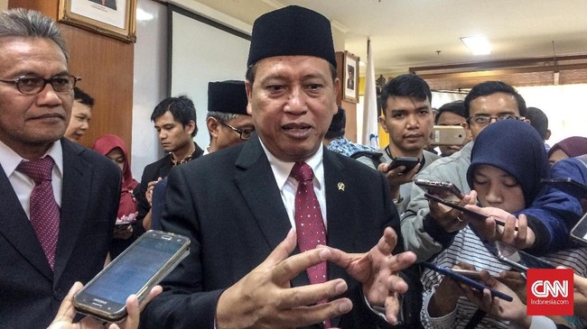 Menristekdikti M. Nasir mengatakan seharusnya mahasiswa bisa menyampaikan tuntutan secara langsung kepada Presiden Jokowi melalui pertemuan di Istana.