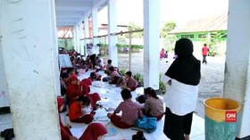 VIDEO: Sekolah Disegel, Siswa Terpaksa Belajar di Lantai