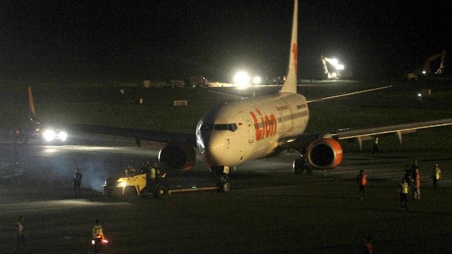 Penumpang Lion Air yang bercanda membawa bom hingga mengakibatkan para penumpang lainnya panik di Bandara Pontianak, terancam hukuman maksimal 8 tahun penjara.