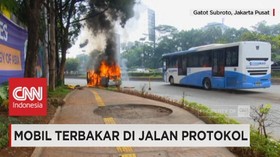 Diduga Korsleting Perangkat Audio, Mobil Terbakar di Senayan