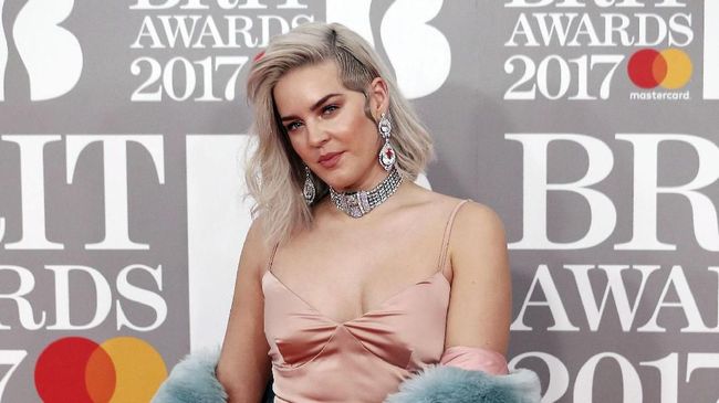 Penyanyi Anne-Marie yang terkenal usai duet dengan Clean Bandit dalam 'Rockabye' baru-baru ini buka-bukaan terkait orientasi seksualnya.