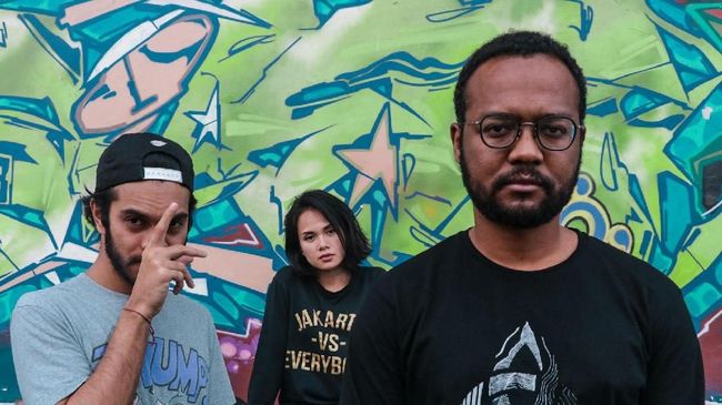 Grup musik Dekat curhat soal kondisi finansial mereka ketika memutuskan menapak karier secara independen melalui lagu terbaru, 'Money'.