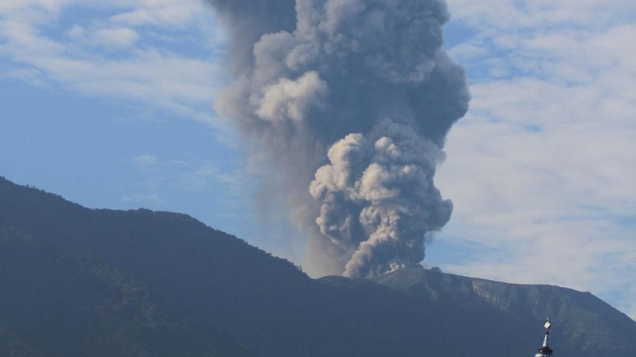 Gunung Marapi mengeluarkan abu vulkanik terlihat di kawasan di Jorong Koto Tuo, Nagari Balai Gurah, Kecamatan IV Angkek, Agam, Sumatera Barat, Rabu (2/5). Data dari Pusat Vulkanologi dan Mitigasi Bencana Geologi (PVMGB) Bukittinggi mengatakan Gunung Marapi dengan ketinggian 2891 mdpl yang terletak di Kabupaten Agam dan kabupaten Tanah Datar menyemburkan abu vulkanis setinggi 4.000 meter. ANTARA FOTO/Muhammad Arif Pribadi/foc/18.