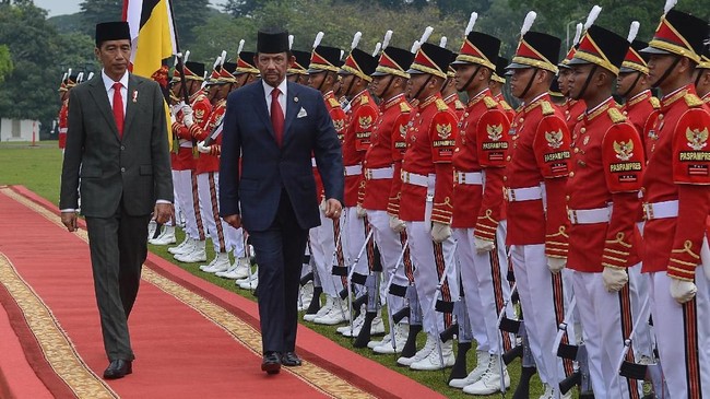 Sultan Brunei menyatakan ketertarikan membeli alutsista buatan Indonesia saat bertemu Presiden Joko Widodo di Istana Bogor.
