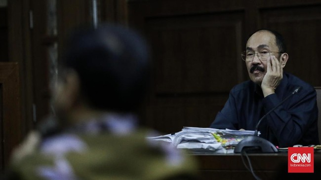 Fredrich Yunadi menggugat Setya Novanto dan istrinya Deistri Andriani terkait pembayaran jasa kuasa hukum serta kerugiaan imateriel selama mendampinginya.
