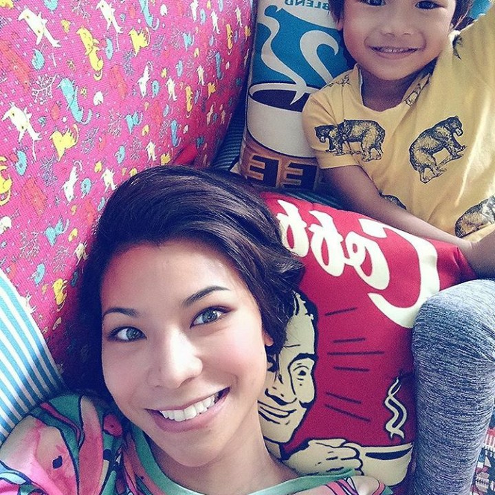 <p>Matahari wefie bersama bundanya, kayak adik kakak ya mereka? ( Foto: Instagram @ shareefadaanish)</p>